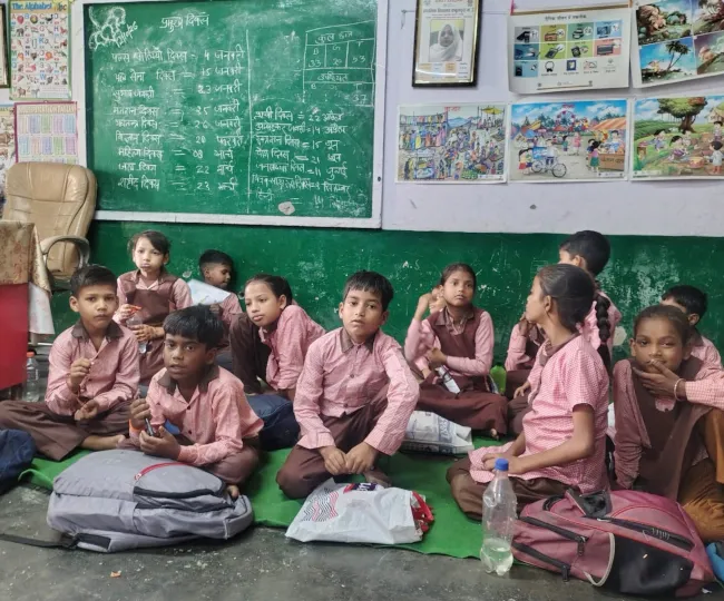 शहर के सराय फकीरी स्थित प्राथमिक विद्यालय में जमीन पर बैठकर पढ़ते विद्यार्थी। जागरण